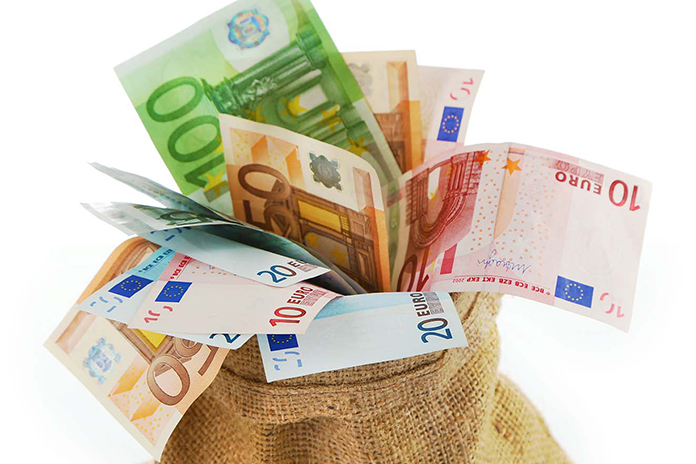 Bolsa con billetes de diferentes denominaciones