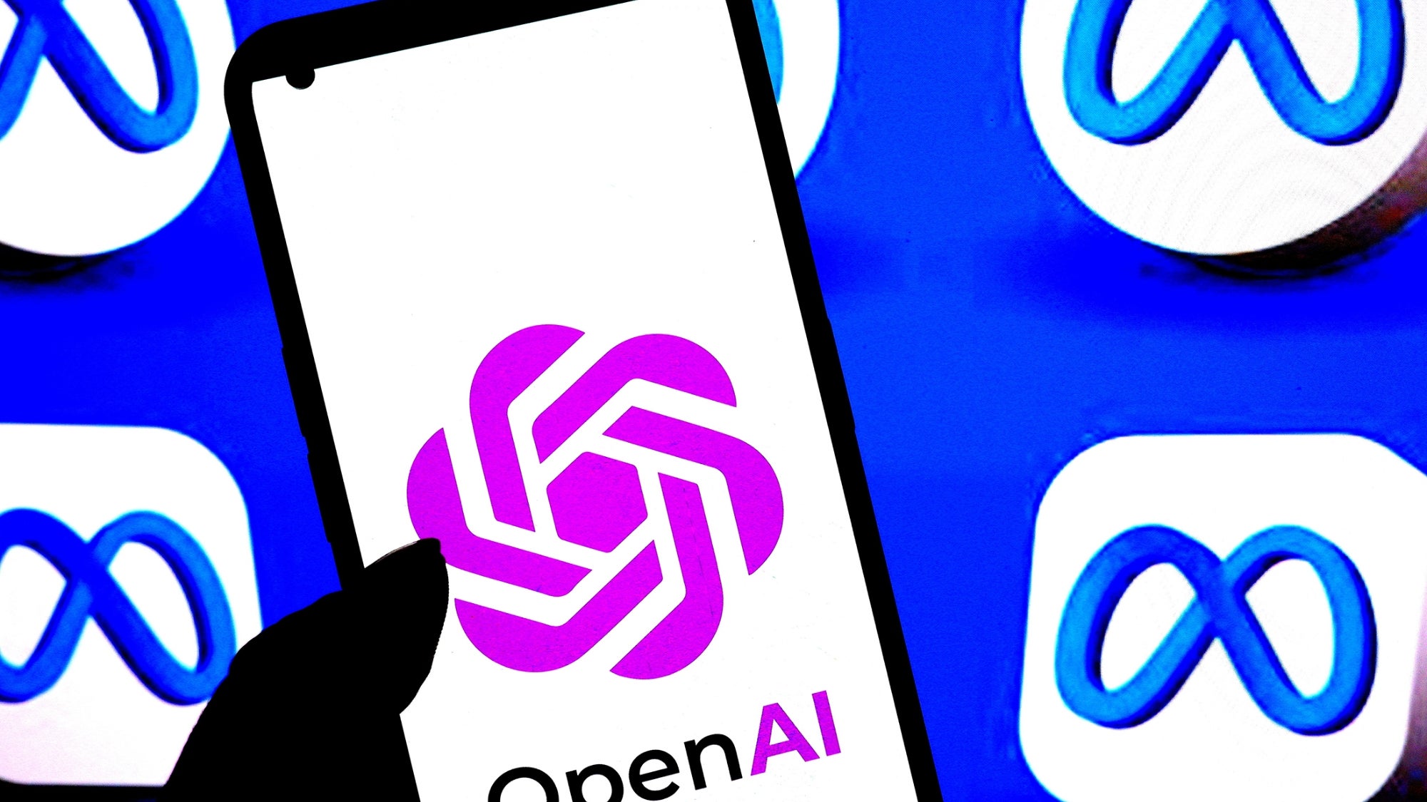 Logos de Meta y OpenAI representando la competencia entre ambas empresas