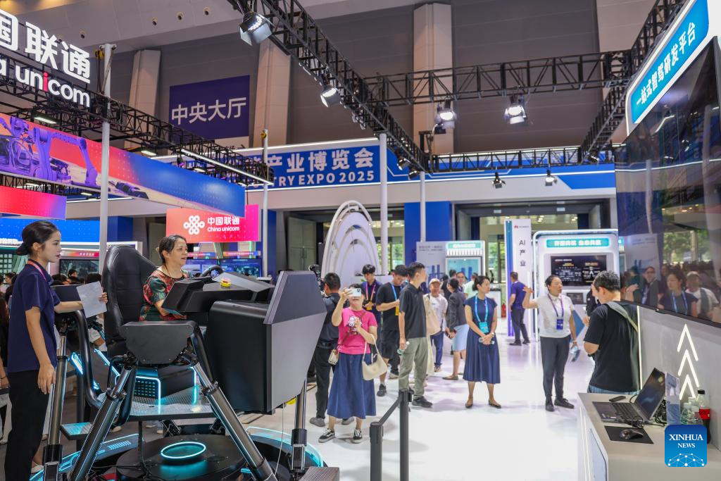 Multitud visitando la Exposición Mundial de la Industria Inteligente 2025 en Chongqing