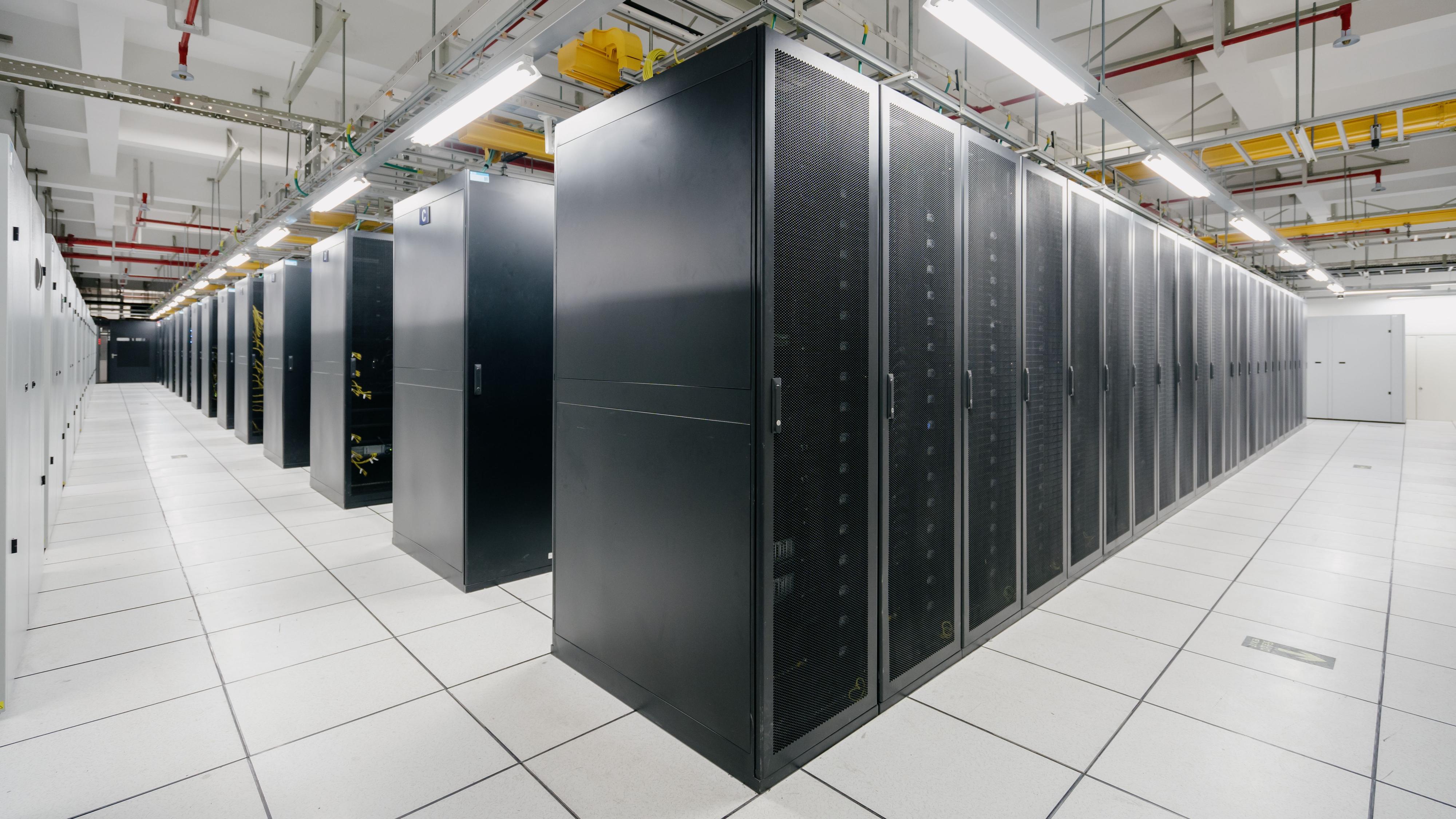Interior de un centro de datos con filas de servidores