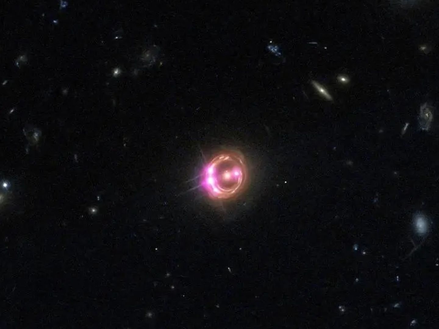 Representación del cuásar RX J1131 y su corona