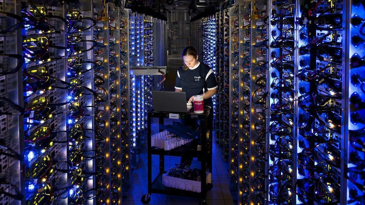 Técnico trabajando en un centro de datos