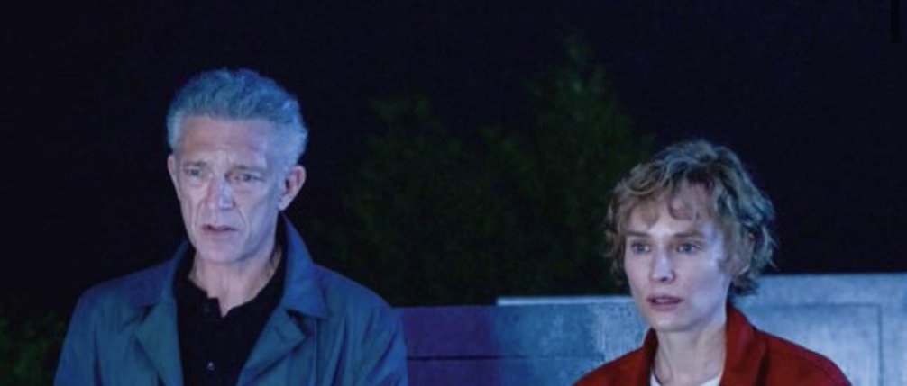 Escena de 'Los sudarios' mostrando a los protagonistas en un ambiente tecnológico y sombrío