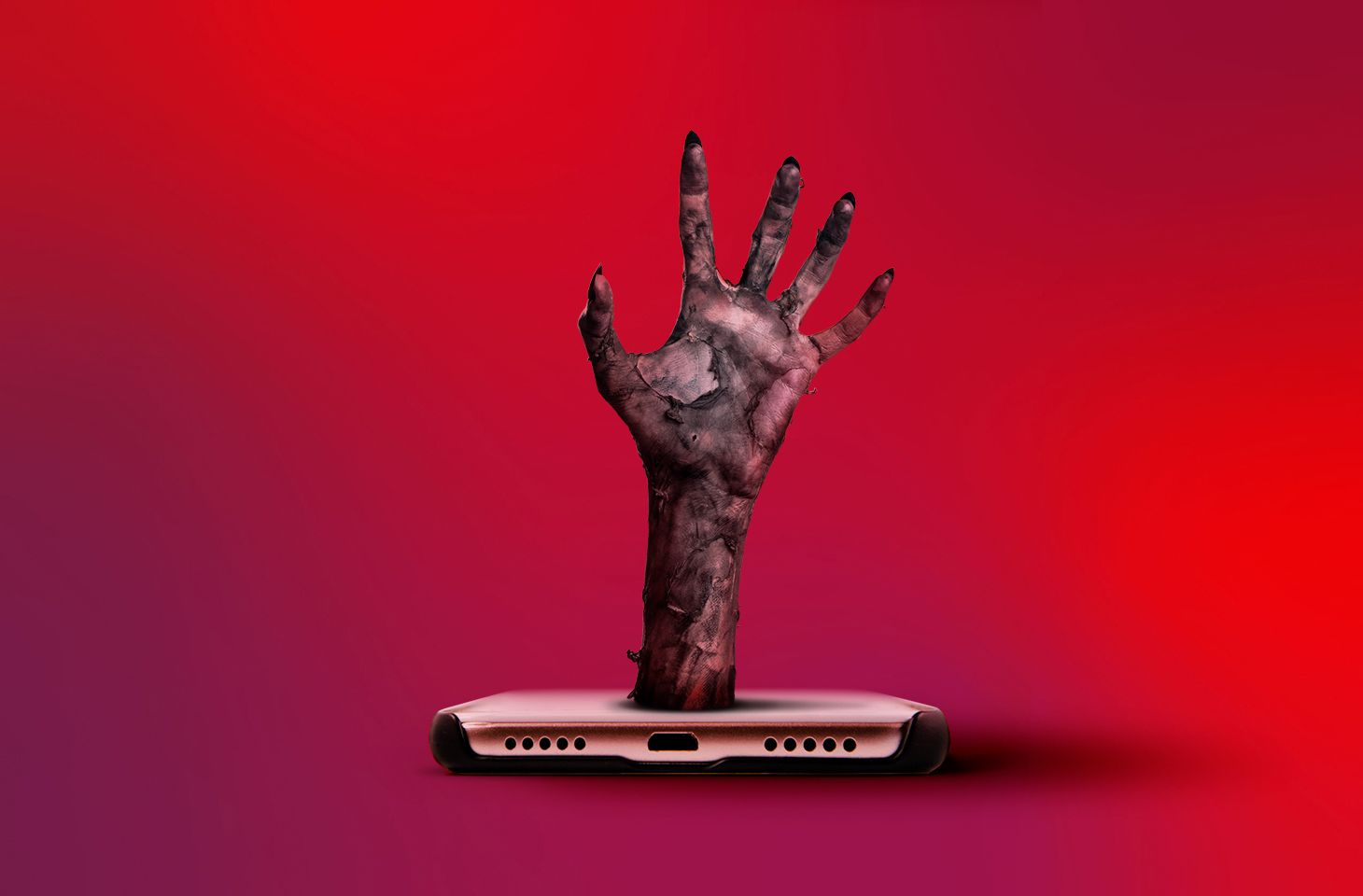Mano emergiendo de un teléfono móvil representando una amenaza de seguridad