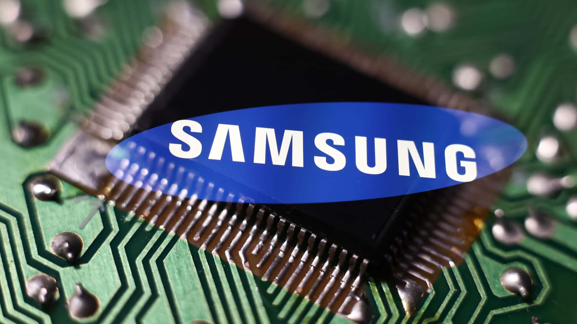 Chip de Samsung con logo en una placa de circuito
