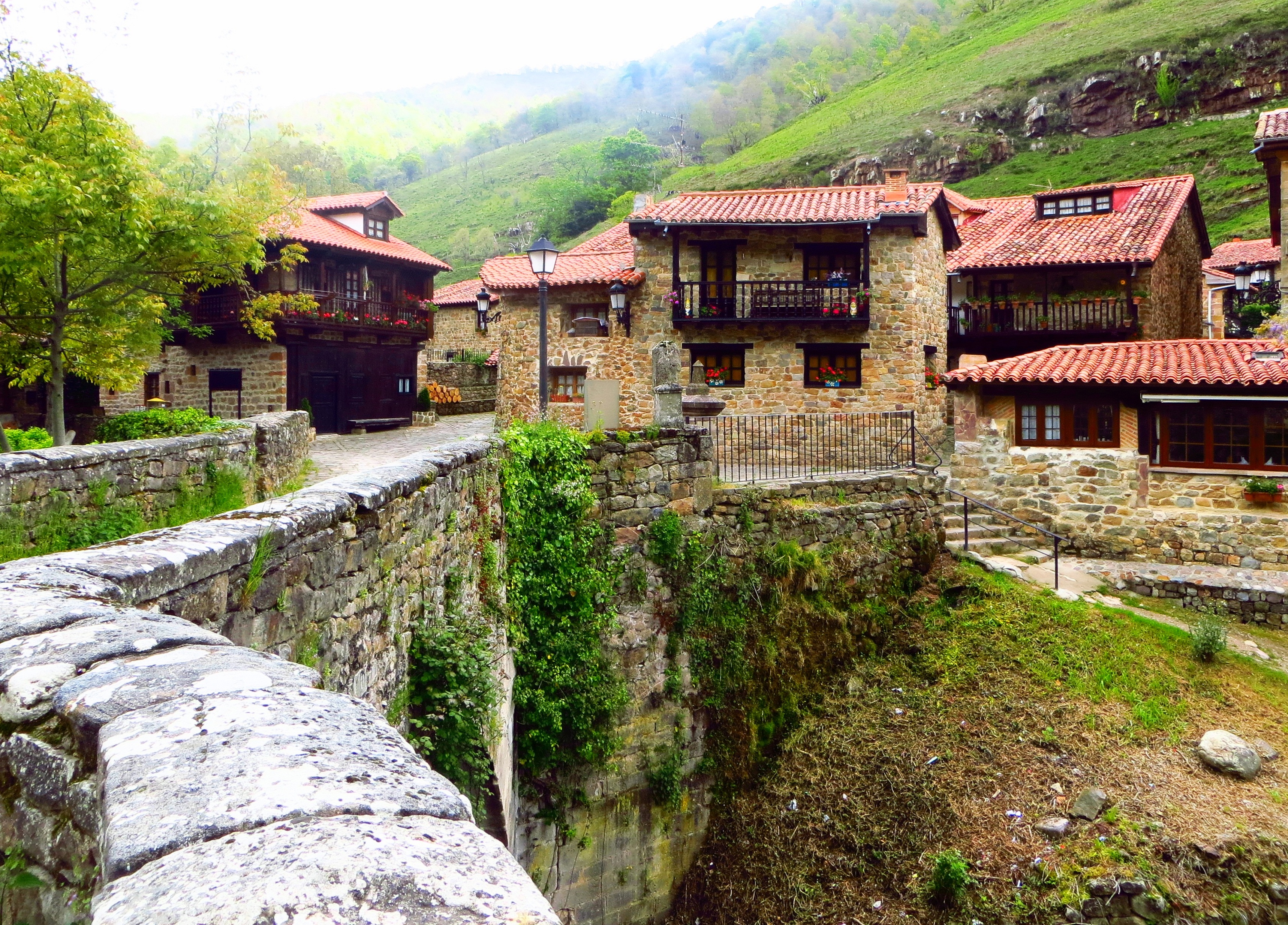 Pueblo de piedra en valle verde