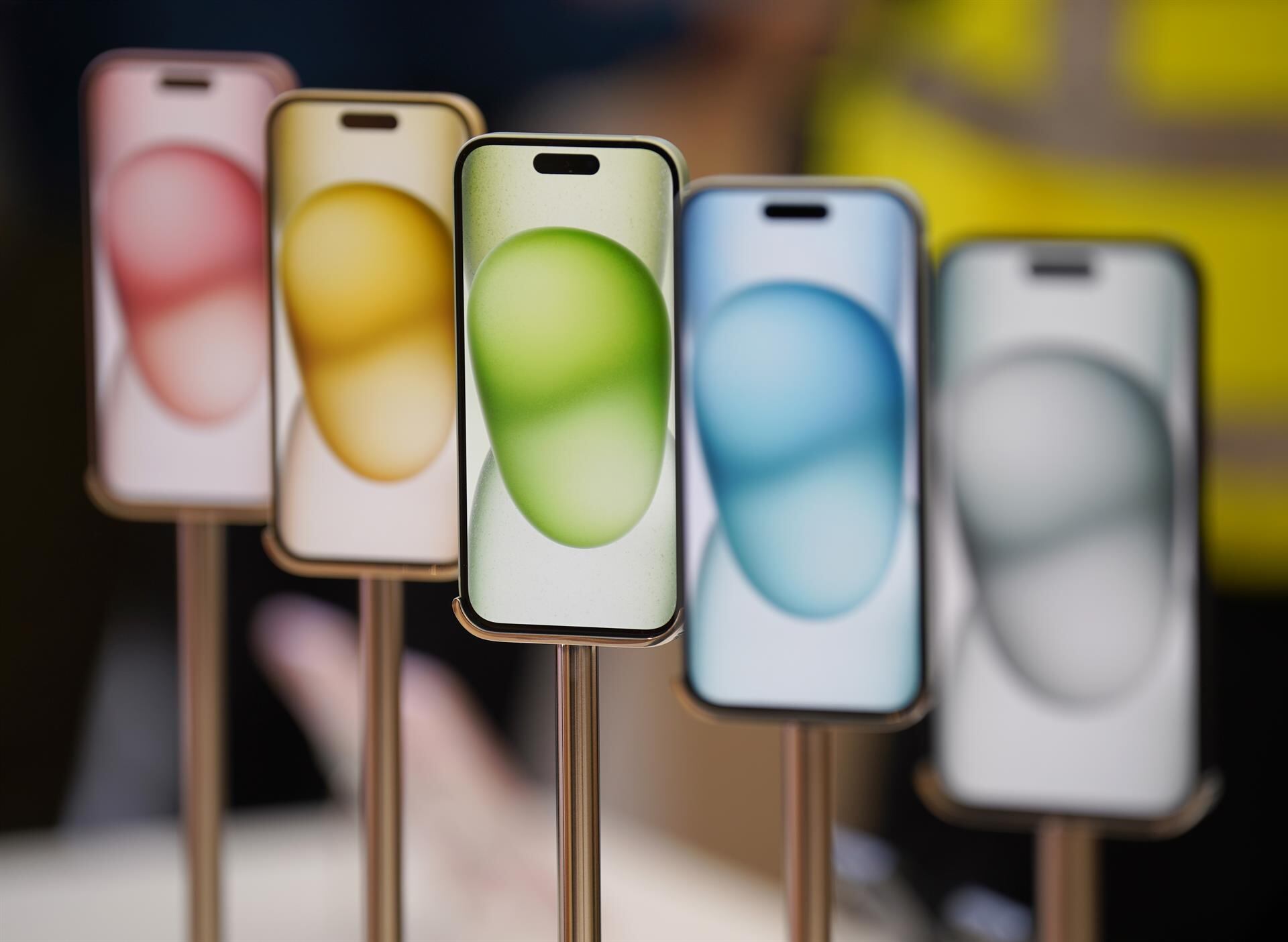 Varios modelos de iPhone con diferentes colores