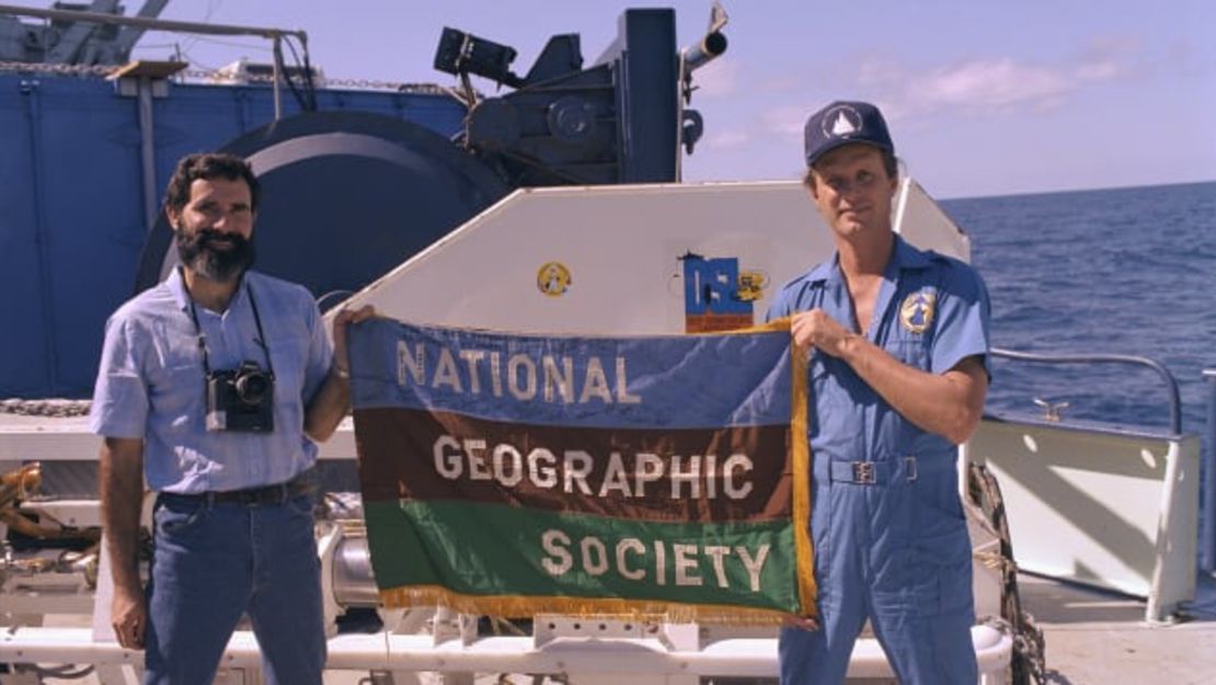 Robert Ballard y colegas con la bandera de National Geographic durante la expedición