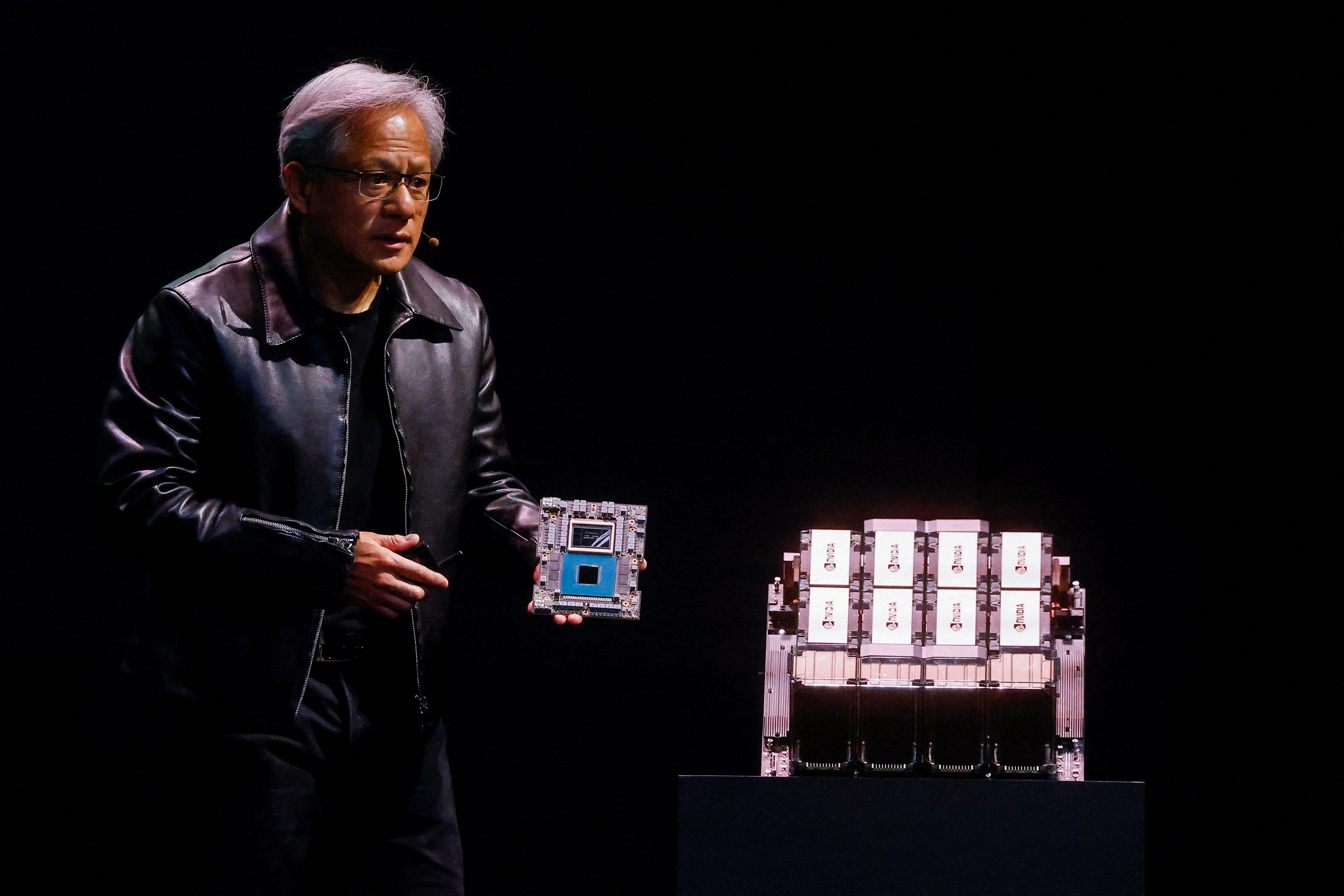 Jensen Huang, CEO de NVIDIA, presentando chips de IA