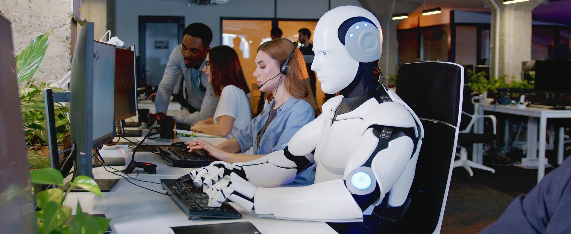 Oficina con robots y personas trabajando juntos