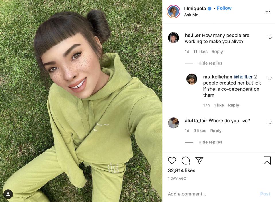 Influencer virtual sentada en el césped