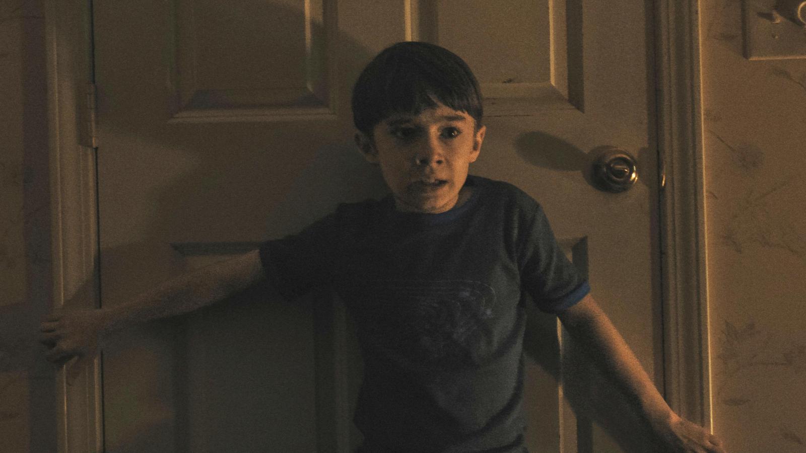 Escena de la película Weapons mostrando el terror en un entorno cotidiano