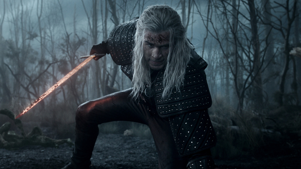 Liam Hemsworth como Geralt en acción en The Witcher temporada 4