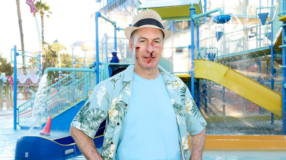 Bob Odenkirk en una escena de acción en el parque acuático