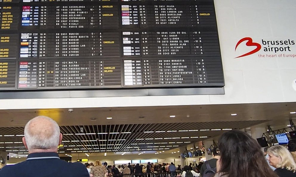 Pantalla de información de vuelos en el aeropuerto de Bruselas