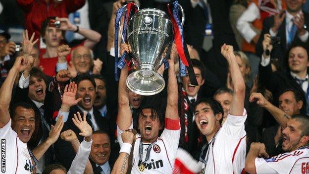 مالدینی در حال بالا بردن جام با میلان