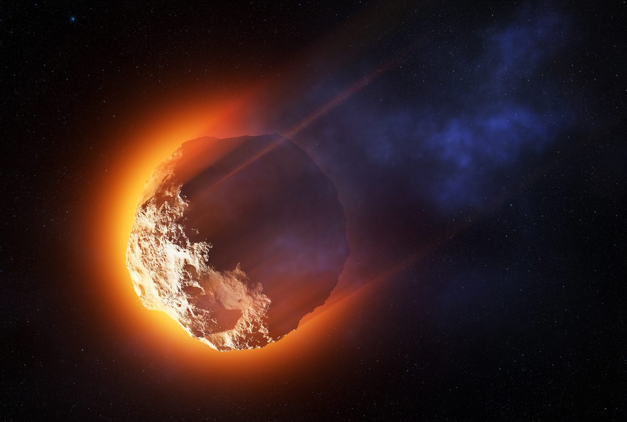 Meteorito brillante atravesando el espacio oscuro