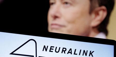 Elon Musk y el logo de Neuralink
