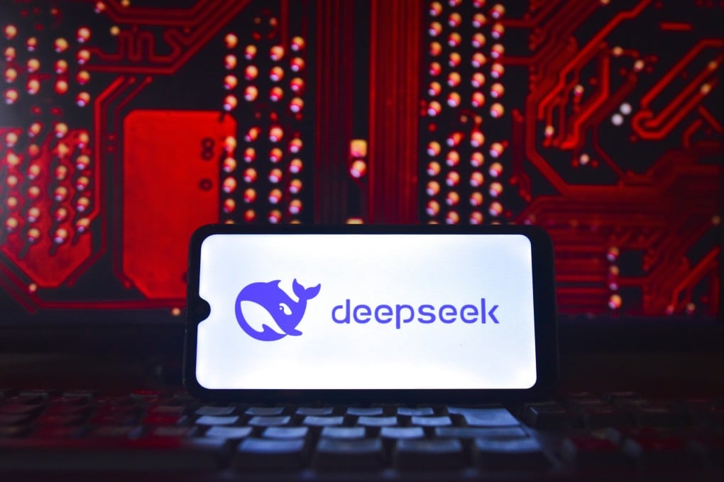 Logo de DeepSeek mostrando en la pantalla de un teléfono móvil con fondo de circuito