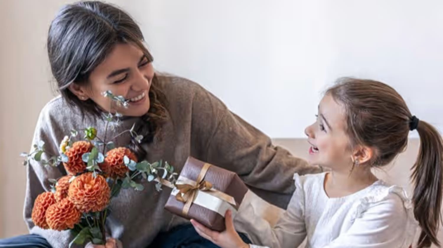 Mujer emocionada recibiendo un regalo sorpresa en Bogotá