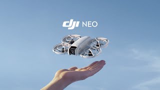 Persona sosteniendo el DJI Neo en su mano