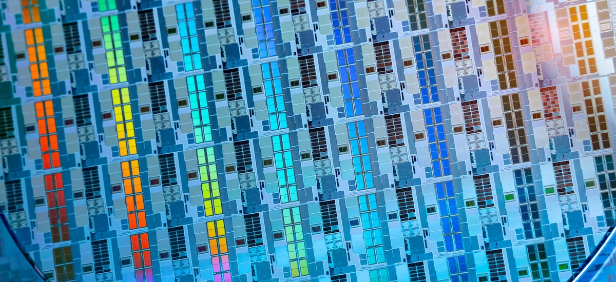 Circuito de microchip en primer plano mostrando detalles finos