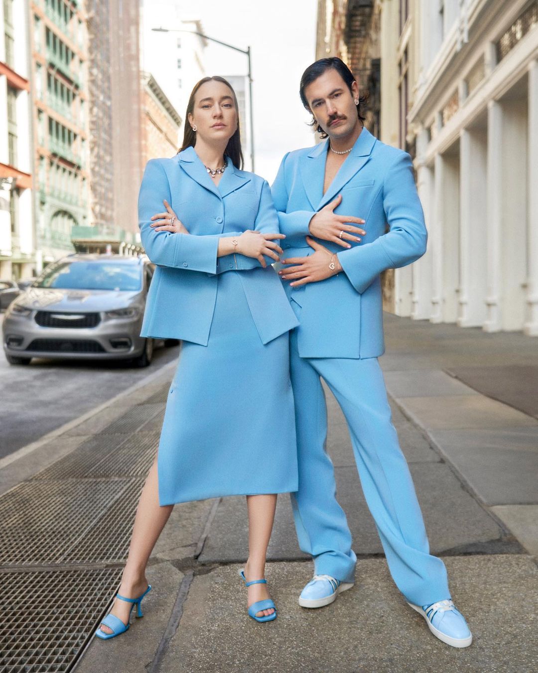 Pareja con atuendos similares mostrando conexión