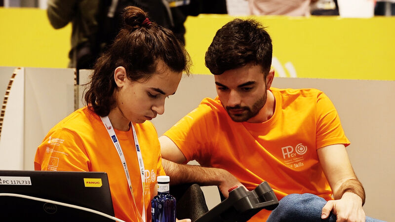 Estudiantes trabajando en un proyecto de robótica