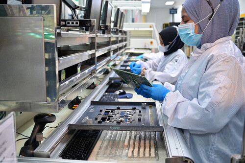 Personal técnico trabajando en un centro de datos de Huawei