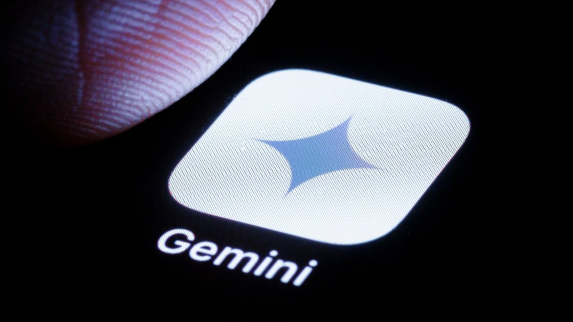 Dedo tocando el icono de Gemini en un teléfono