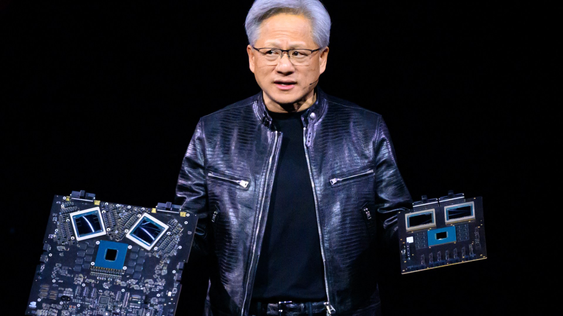 Jensen Huang, CEO de NVIDIA, con chips en las manos