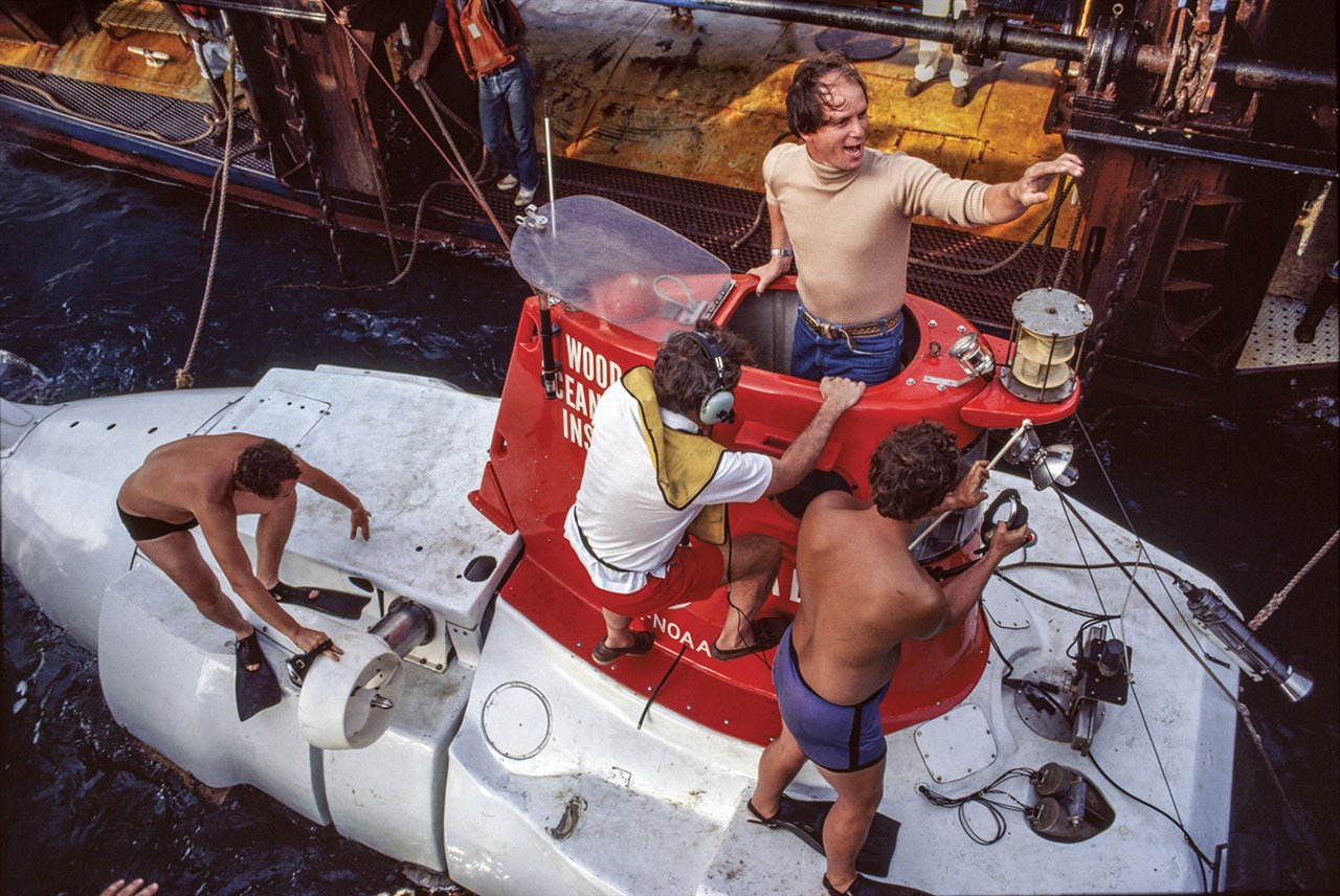 Preparativos para lanzar el sumergible Alvin durante la expedición de 1986
