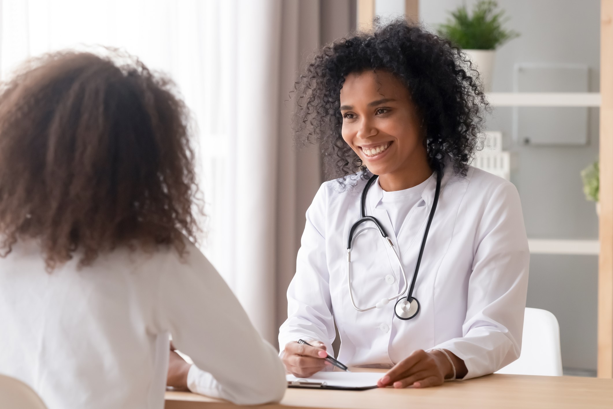 Médecin haïtien professionnelle souriante