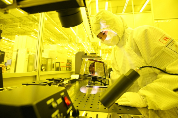 Personal trabajando con equipos de semiconductores