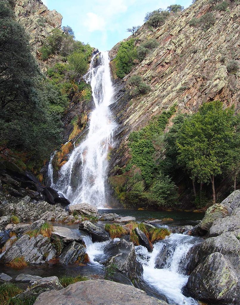 Pozo de agua cristalina entre rocas en Las Hurdes, Extremadura