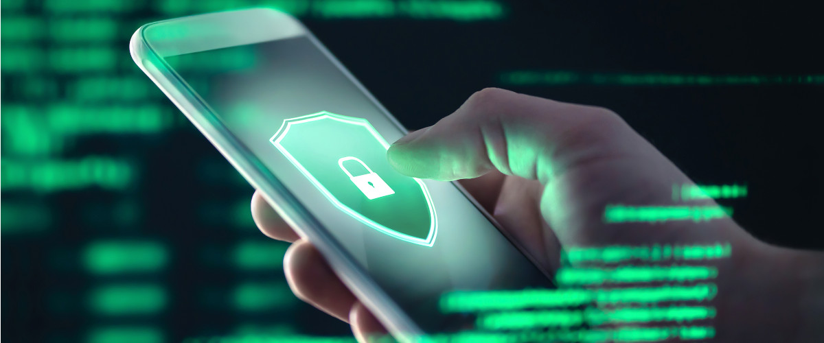 Teléfono móvil mostrando un candado de seguridad con código de fondo