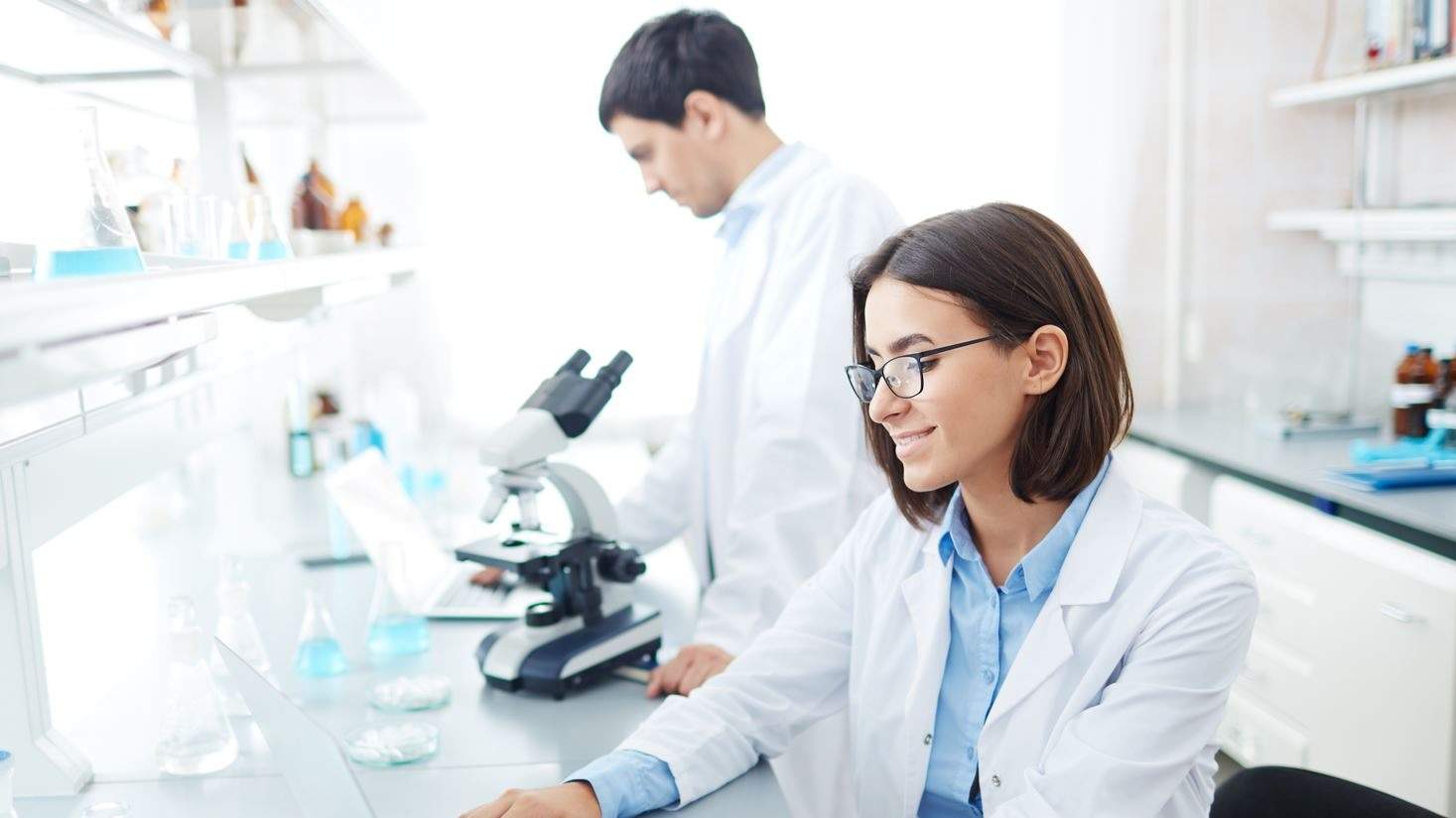 Investigadores trabajando en el laboratorio de IMDEA Nanociencia