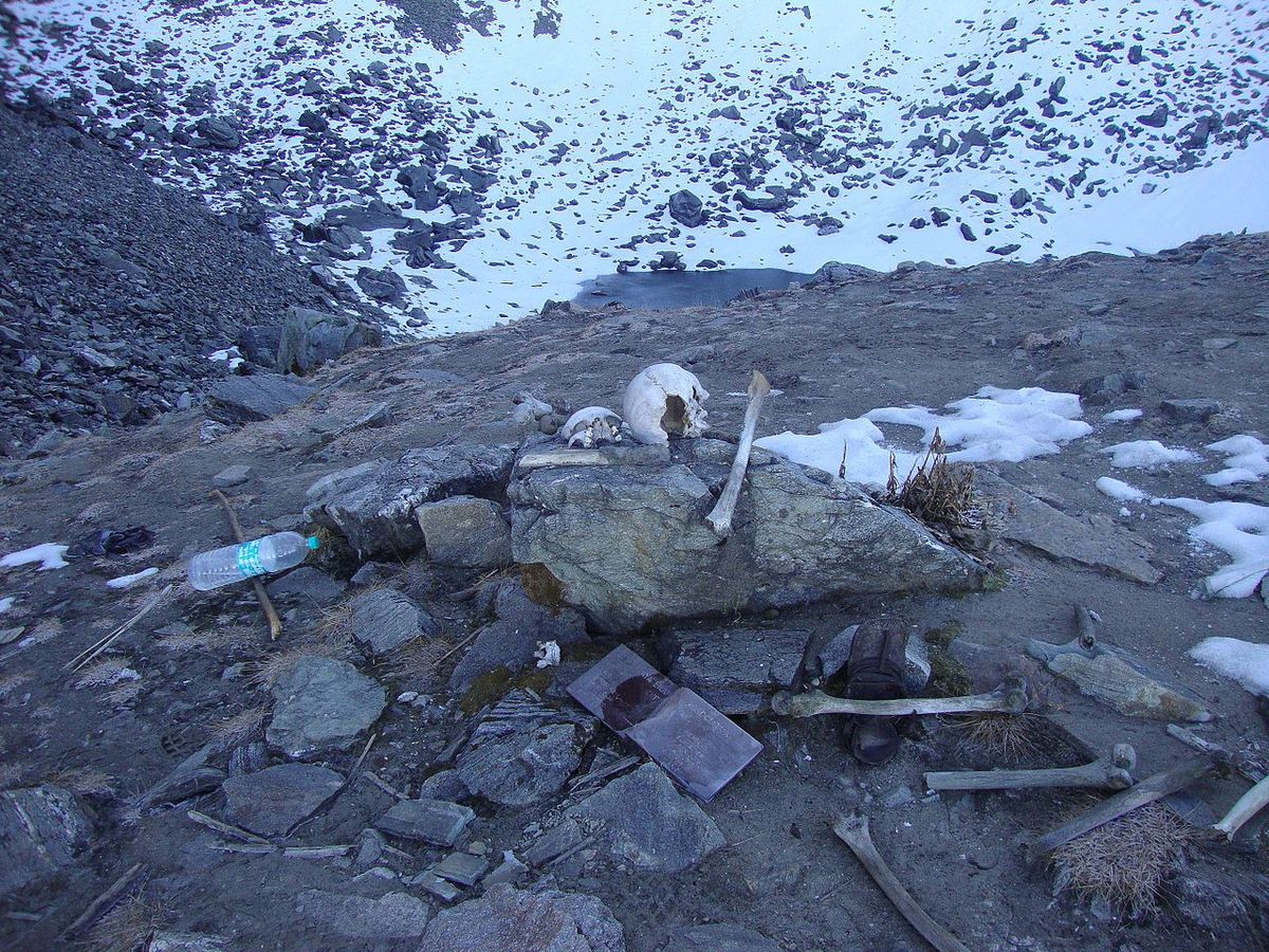 Vista panorámica del lago Roopkund rodeado de montañas nevadas