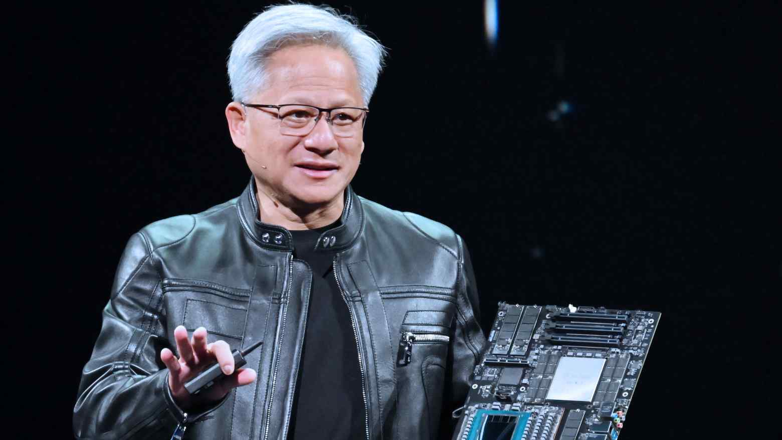 Jensen Huang mostrando una placa de circuito