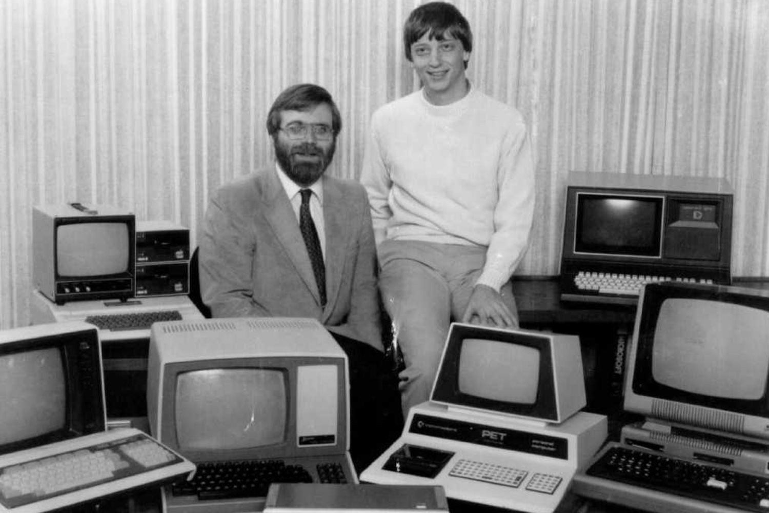 Bill Gates y Paul Allen junto a computadoras antiguas