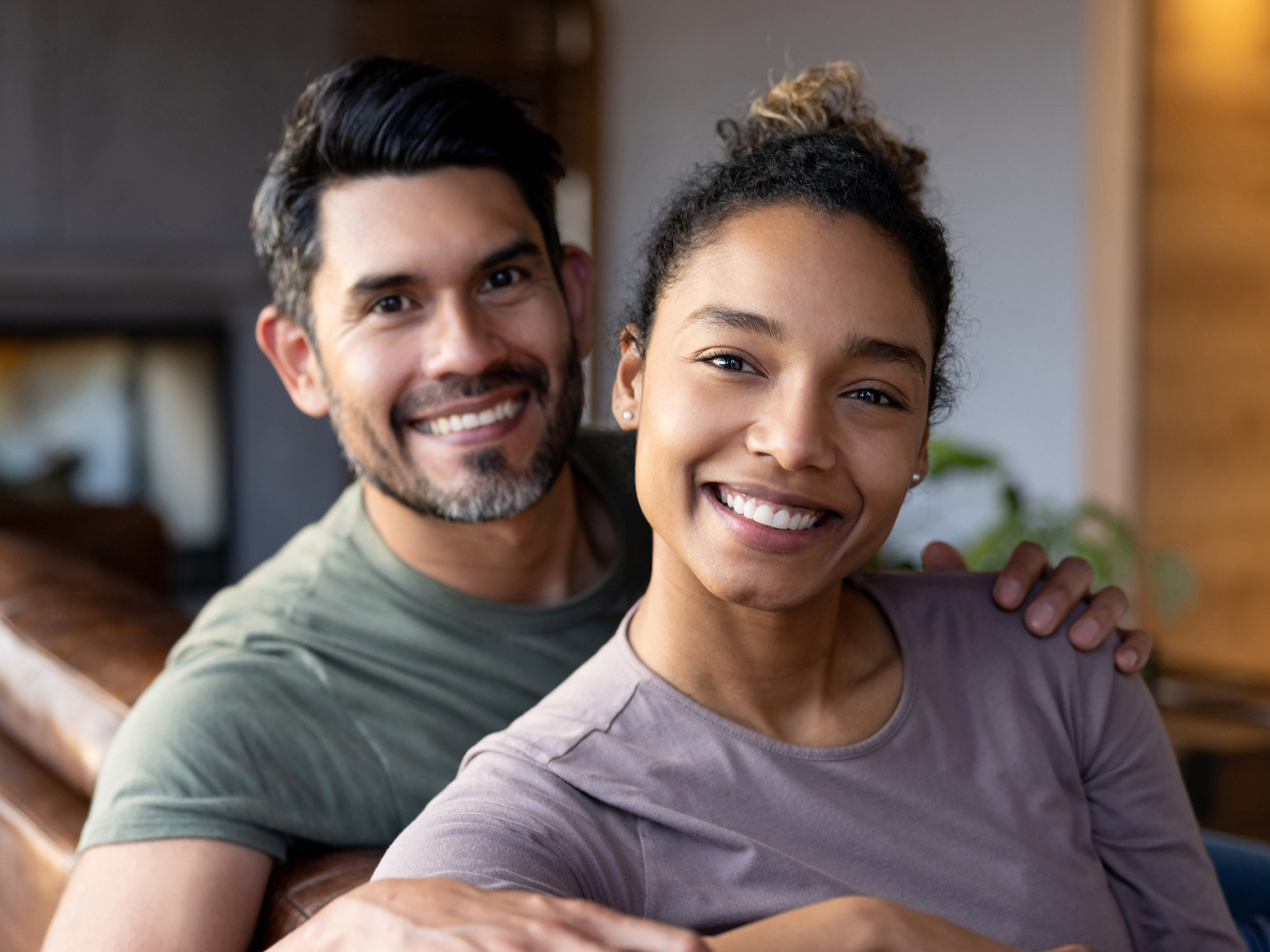 Pareja mostrando similitudes físicas y sonriendo