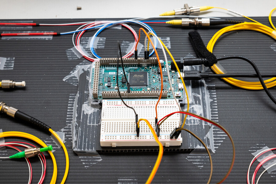 Circuito del Q-Chip conectado a fibra óptica