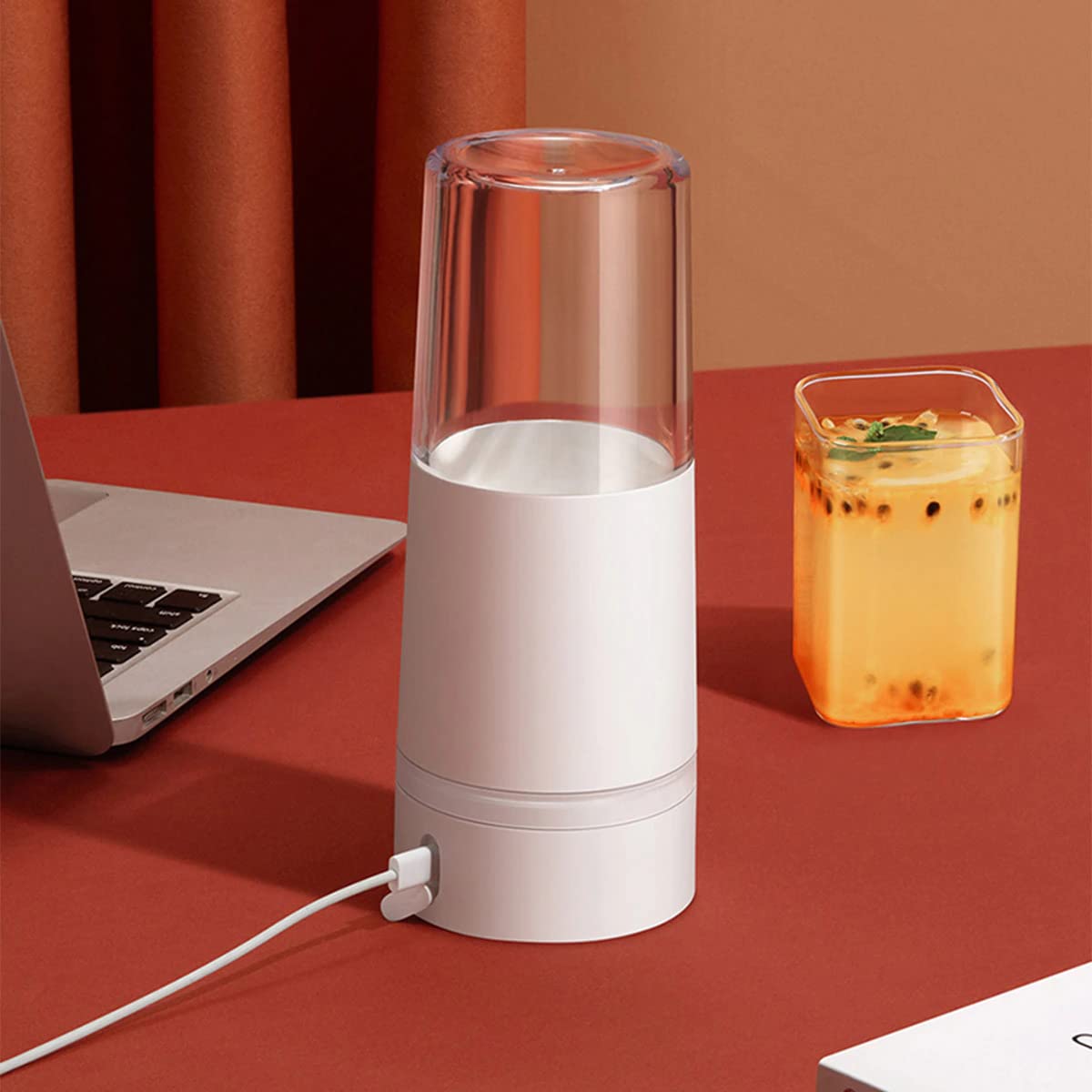 Xiaomi Portable Blender junto a un vaso de zumo