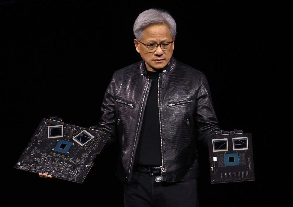 Jensen Huang sosteniendo dos GPUs de NVIDIA