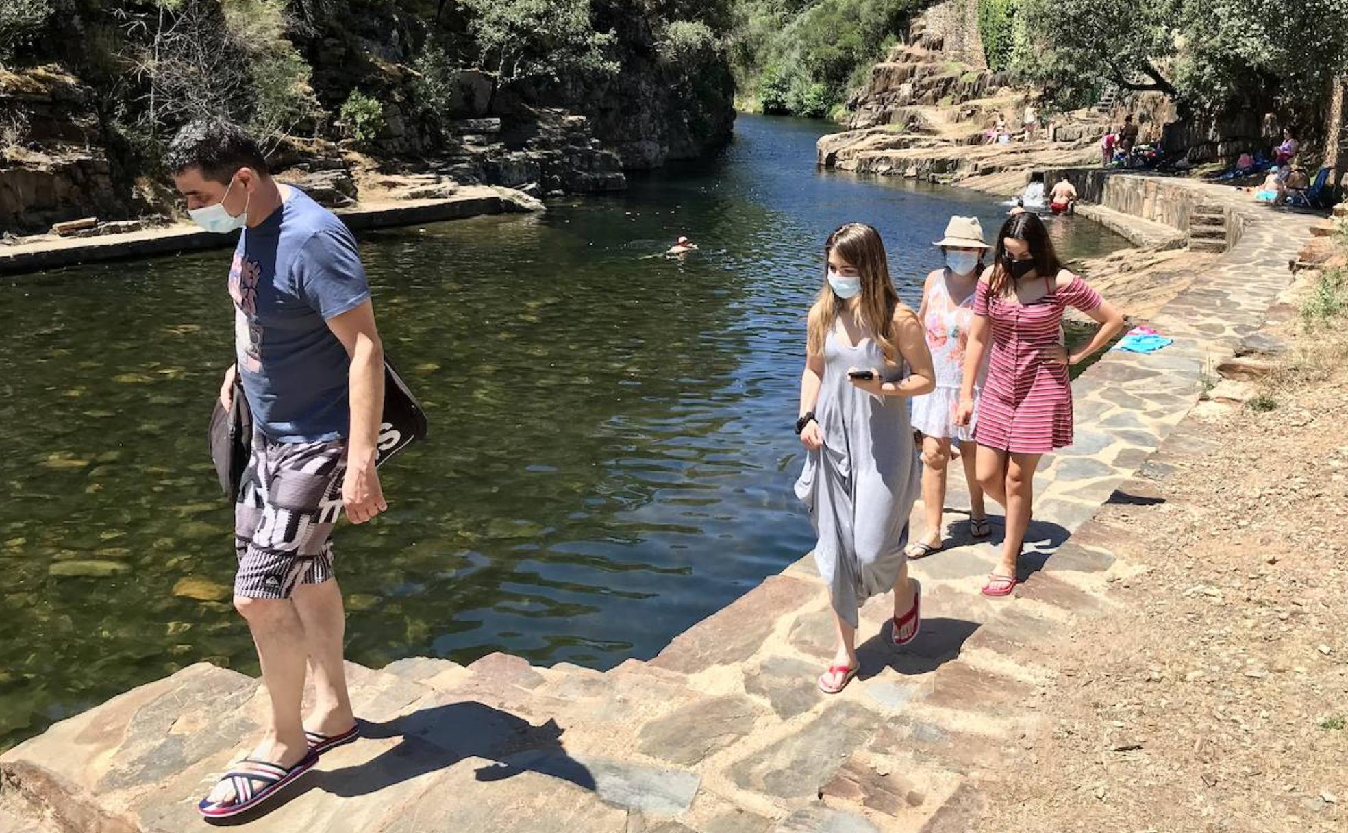 Piscina natural en Las Hurdes, Extremadura, rodeada de vegetación y roca