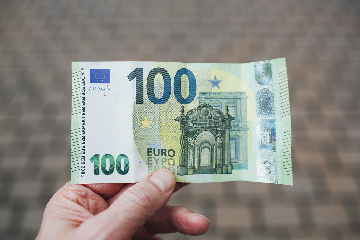 Billete de 100 euros sobre un fondo urbano