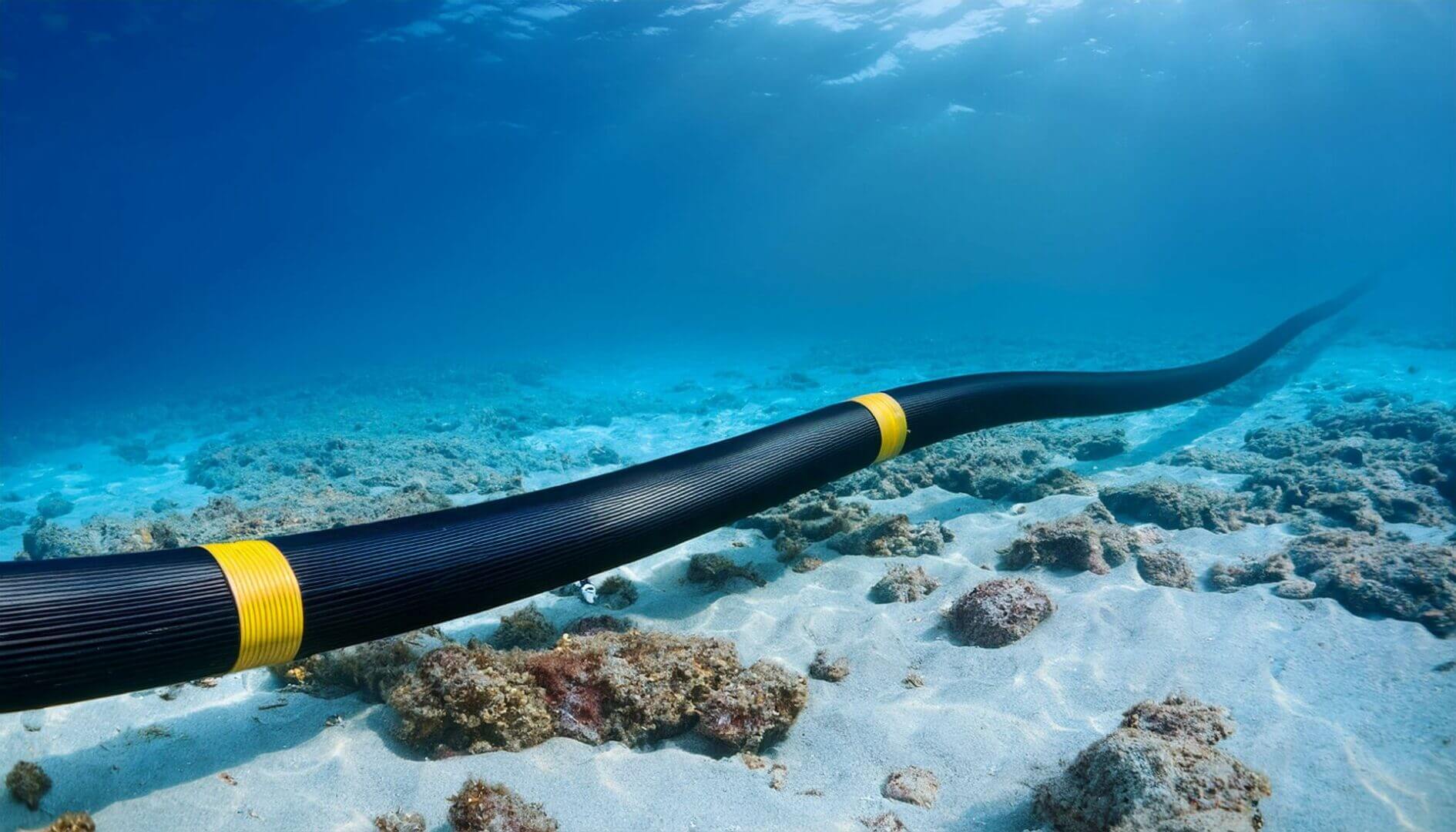 Instalación de un cable submarino en el lecho marino