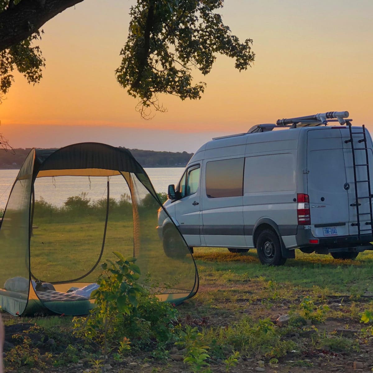 Van Life — ein geparkter Campervan bei Sonnenuntergang