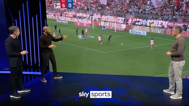 هری کین در حال تماشای بازی