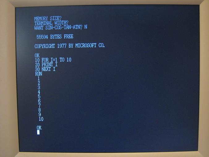 Programa BASIC ejecutándose en un sistema retro